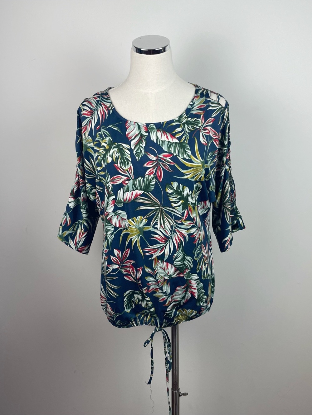 Perseption Concept Navy Blue Green White Red Floral Blouse Top Tropical Medium